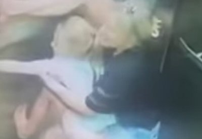 فيديو لطفلة تعلق يدها في المصعد.. ووالدتها تحاول تحريرها