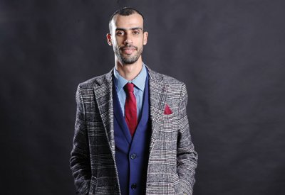الشاعر المغربي عمر الراجي يجول بين قصائده "شموس تستريح على الرمل"