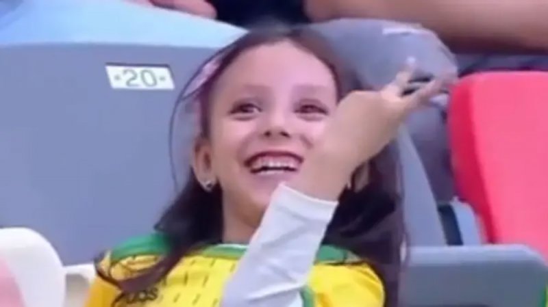 بالفيديو: أسرت قلوب الجزائريين.. أصغر مشجعة تشعل "التواصل"