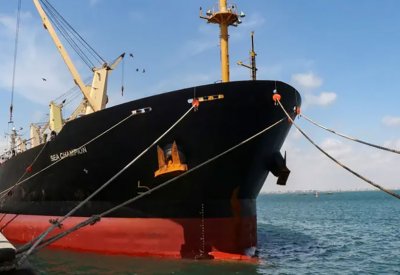 هجوم جديد على سفينة في خليج عدن.. عبر زورق مسلحين