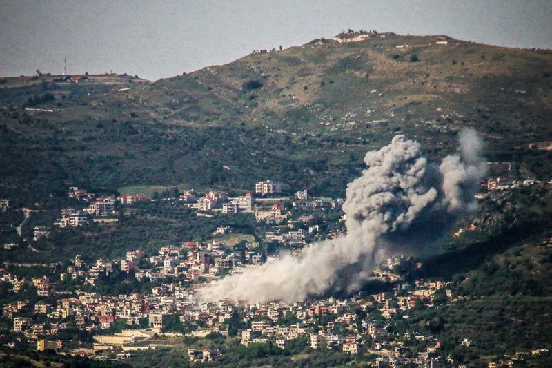 مقتل عنصر إغاثة وعامل صيانة بقصف اسرائيلي في جنوب لبنان