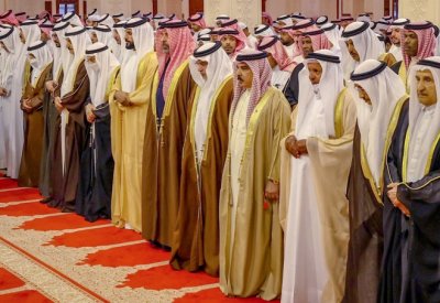 جلالة الملك المعظم يؤدي صلاة الجنازة على جثمان معالي الشيخ عبد الله بن سلمان بن خالد آل خليفة رحمه الله