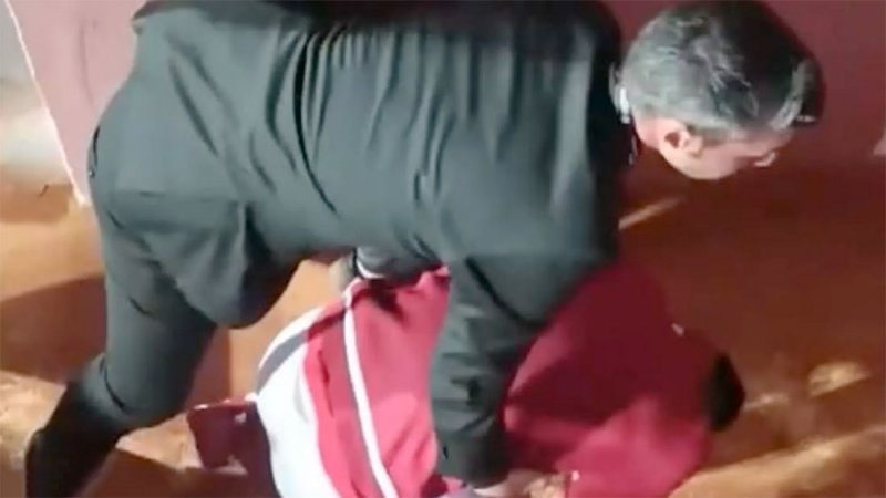 جوكوفيتش يسقط أرضا بعد اصطدام قارورة مياه برأسه