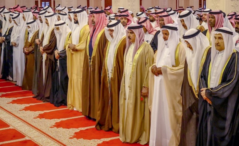 جلالة الملك المعظم يؤدي صلاة الجنازة على جثمان معالي الشيخ عبد الله بن سلمان بن خالد آل خليفة رحمه الله