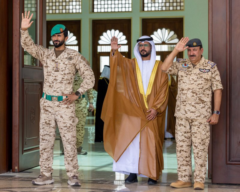 ناصر بن حمد يستقبل ذياب بن محمد بن زايد لتقديم واجب العزاء في وفاة عبدالله بن سلمان