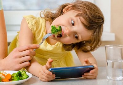 دراسة تربط الوزن الزائد لدى الأطفال بالهاتف والتلفزيون..كيف؟