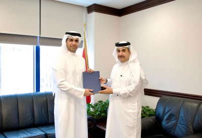 النائب العام يتسلم نسخة من أطروحة الدكتوراه للرائد هشام إبراهيم جاسم