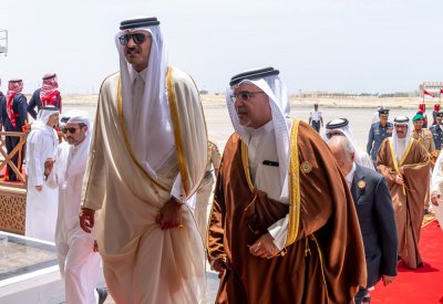 أمير دولة قطر يصل إلى مملكة البحرين للمشاركة في القمة العربية الثالثة والثلاثين