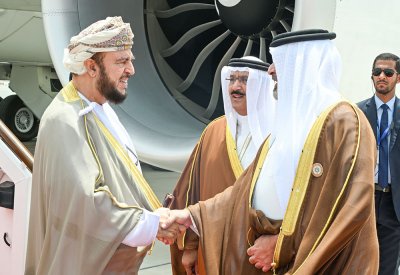 نائب رئيس الوزراء العماني يصل إلى مملكة البحرين للمشاركة في القمة العربية الثالثة والثلاثين