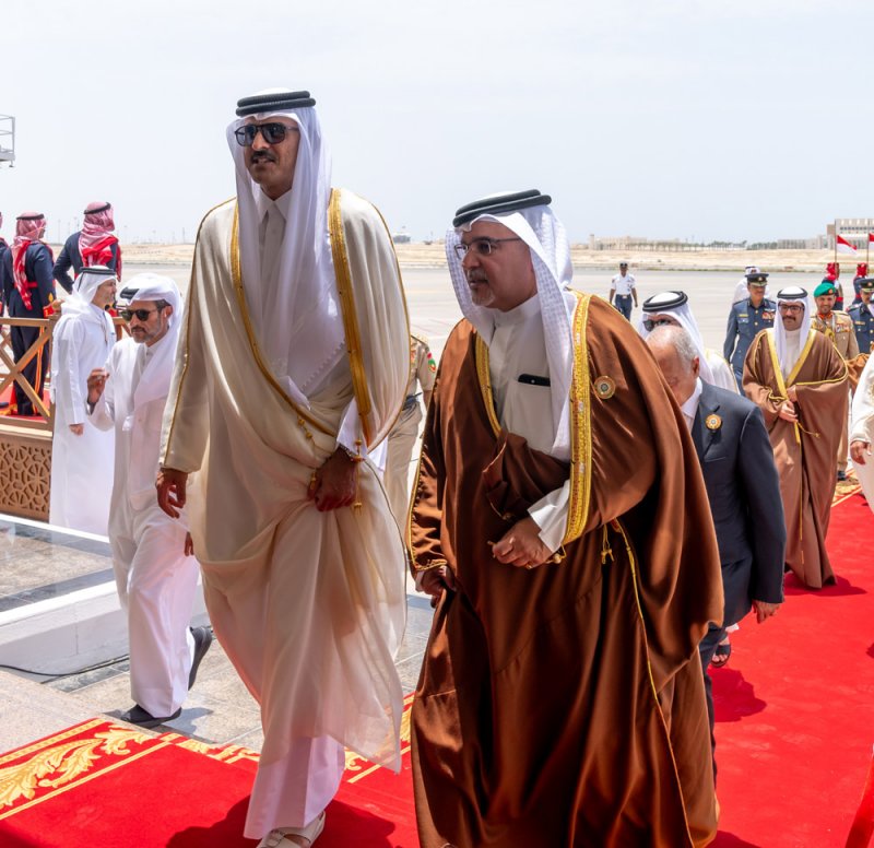 أمير دولة قطر يصل إلى مملكة البحرين للمشاركة في القمة العربية الثالثة والثلاثين