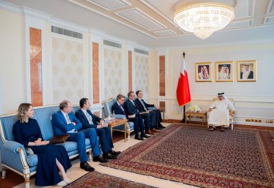 وزير الخارجية يجتمع مع عدد من السفراء المعتمدين لدى مملكة البحرين