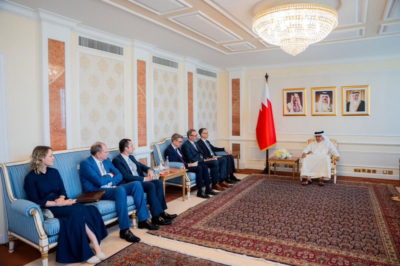 وزير الخارجية يجتمع مع عدد من السفراء المعتمدين لدى مملكة البحرين