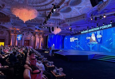 وزير المواصلات والاتصالات يشارك بمؤتمر مستقبل الطيران في مدينة الرياض