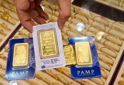 الذهب يتراجع عن مستوى قياسي مرتفع مع صعود الدولار