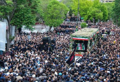 بالفيديو: وصول جثمان الرئيس الإيراني الراحل إلى طهران