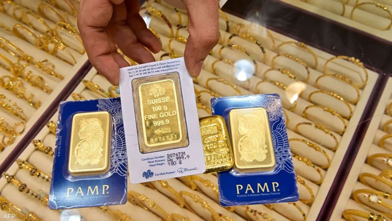 الذهب يتراجع عن مستوى قياسي مرتفع مع صعود الدولار