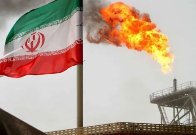 إيران تقر خطة لرفع إنتاج النفط إلى 4 ملايين برميل يوميا