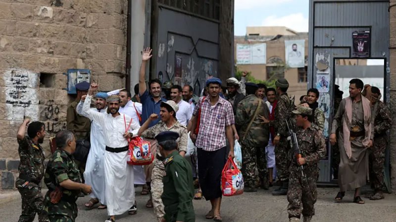 الصليب الأحمر يعلن الإفراج عن 113 محتجزاً في صنعاء