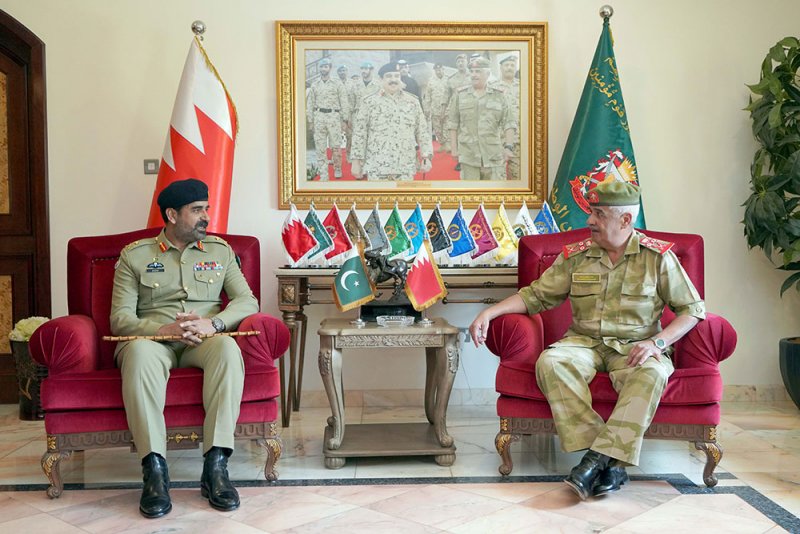 سمو رئيس الحرس الوطني يستقبل المدير العام للعمليات العسكرية بالقيادة العامة في الجيش الباكستاني