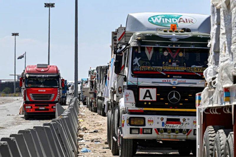 شاحنات تدخل إلى قطاع غزة من معبر كرم أبو سالم لأول مرة منذ 20 يوماً
