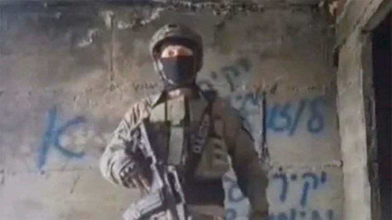 صحيفة: القبض على الجندي الملثم صاحب "فيديو التمرد" وكشف ماضيه