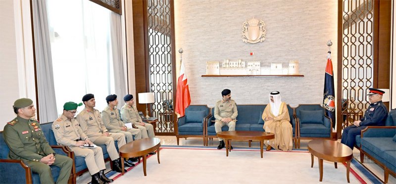 معالي وزير الداخلية يبحث مجالات التعاون والتنسيق خلال لقائه المدير العام للعمليات العسكرية بالقيادة العامة بالجيش الباكستاني