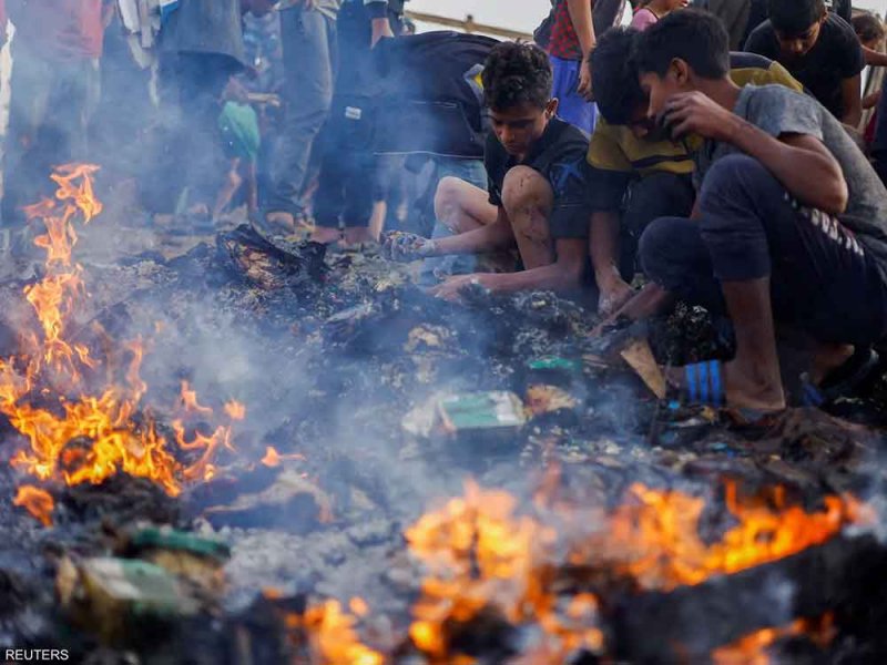 أطفال فلسطينيون يبحثون عن "شيء يمكن أكله" وسط النار والرماد