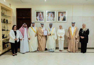 وزير التربية والتعليم يسلم كلية البحرين الجامعية وثيقة الاعتماد المؤسسي 