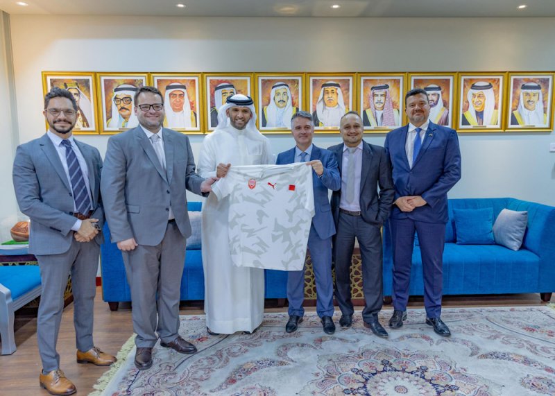 رئيس الاتحاد البحريني لكرة القدم يستقبل السفير البرازيلي لدى البحرين