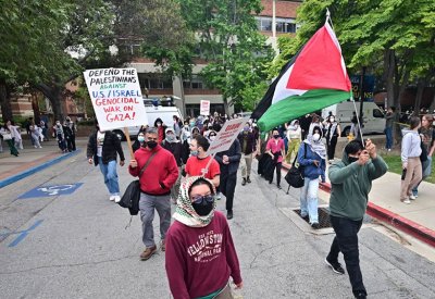 أكاديميون بجامعة كاليفورنيا يضربون دعما لاحتجاجات الطلبة