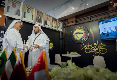 مدير عام المكتب الوطني للإعلام يزور أجنحة الإمارات والدول المشاركة