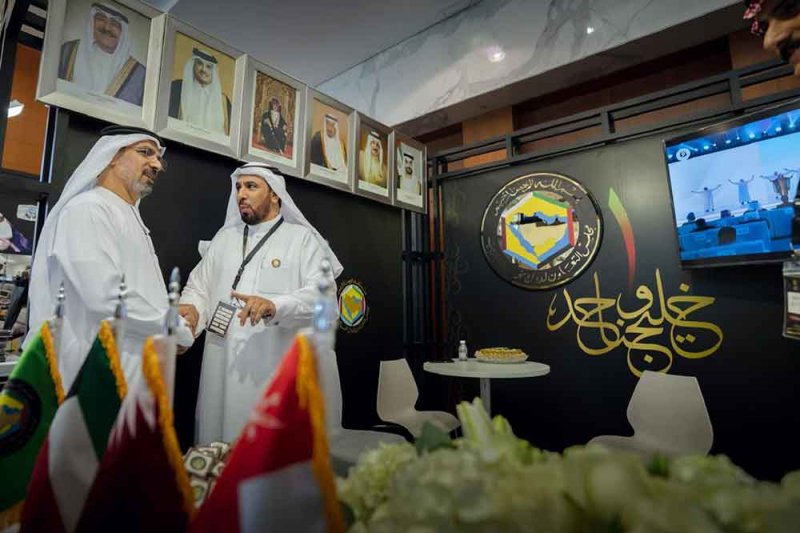 مدير عام المكتب الوطني للإعلام يزور أجنحة الإمارات والدول المشاركة