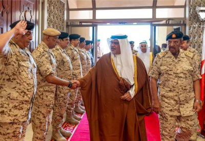 نائب جلالة الملك ولي العهد يتفضل بزيارة القيادة العامة لقوة دفاع البحرين