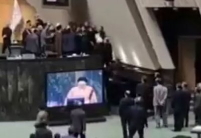 تدافع ومشادات كلامية بين النواب بأول اجتماع للبرلمان الإيراني الجديد