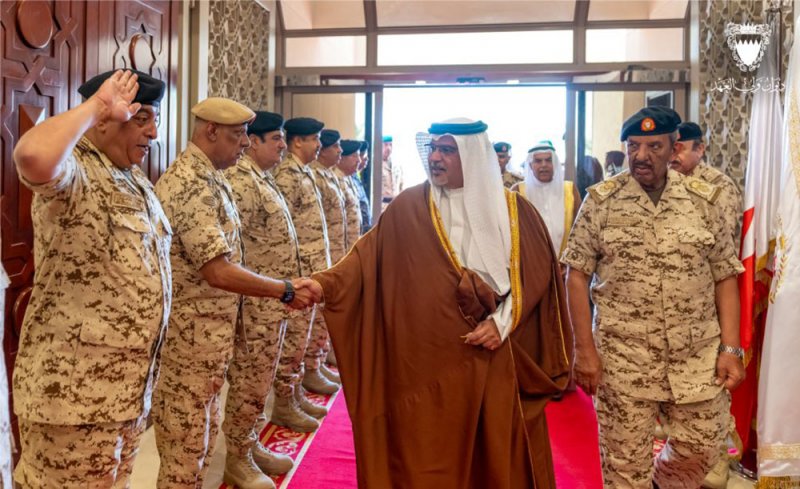 نائب جلالة الملك ولي العهد يتفضل بزيارة القيادة العامة لقوة دفاع البحرين