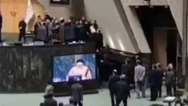 تدافع ومشادات كلامية بين النواب بأول اجتماع للبرلمان الإيراني الجديد
