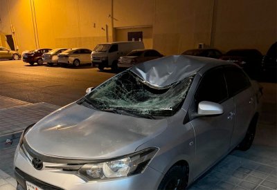 رمى نفسه من أعلى ليسقط على سقف سيارة ويهشمها