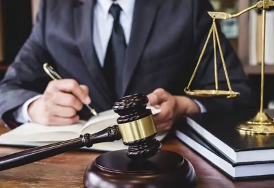 شطب محامٍ من مزاولة المهنة نهائياً