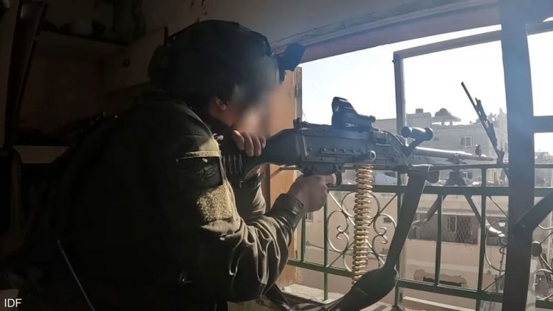 جندي إسرائيلي يلقي قنبلة صوت على مكتب وزارة الدفاع