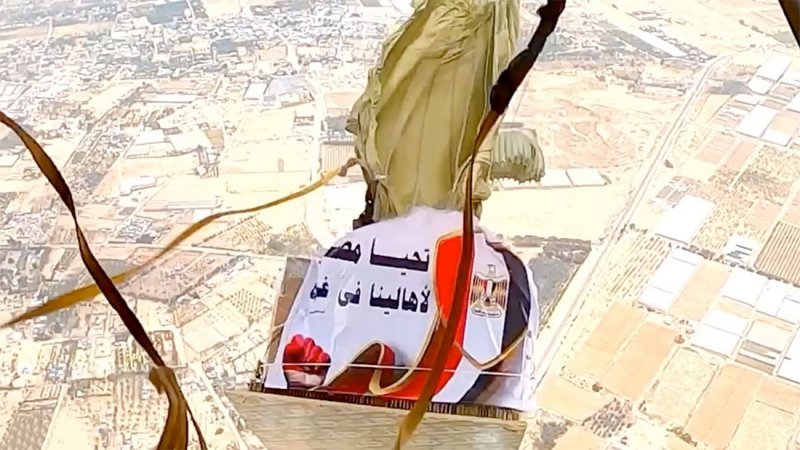 مصر تسقط مساعدات إنسانية إلى سكان غزة