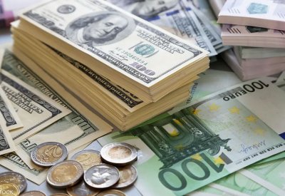 الدولار مستقر مع عودة التوقعات بخفض أسعار الفائدة