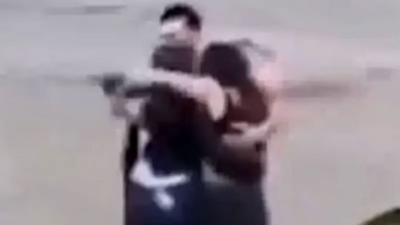 بالفيديو: العناق الأخير قبل الموت.. أصدقاء ابتلعتهم السيول