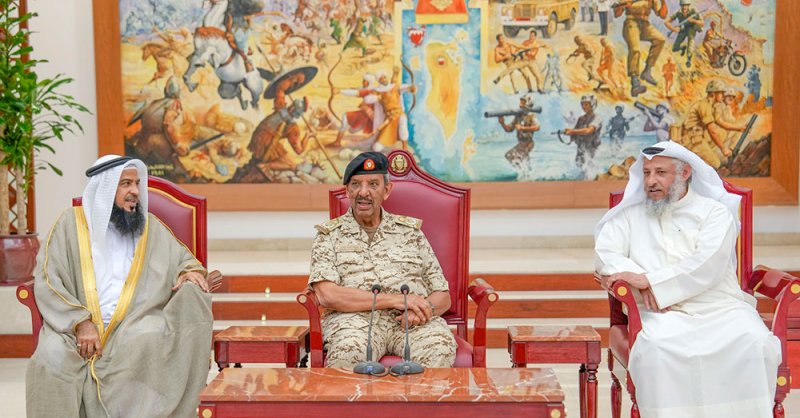 القائد العام لقوة دفاع البحرين يستقبل الشيخ الدكتور عثمان بن محمد الخميس