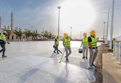 تزامنا مع الحج.. "طلاء أبيض" لتبريد محيط مسجد نمرة