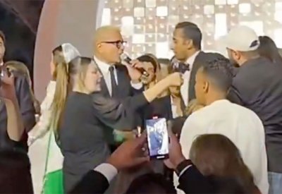 عمرو دياب يتحرك قضائيا ضد "ضحية الصفعة".. تفاصيل البلاغ