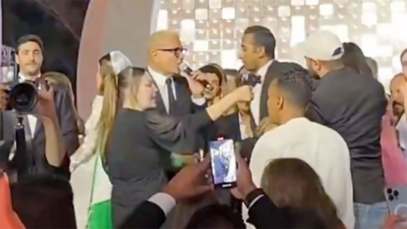 عمرو دياب يتحرك قضائيا ضد "ضحية الصفعة".. تفاصيل البلاغ