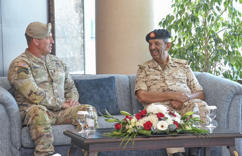 القائد العام لقوة دفاع البحرين يستقبل قائد القيادة المركزية الأمريكية