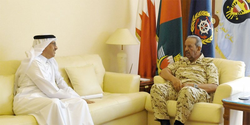 صاحب المعالي القائد العام لقوة دفاع البحرين يستقبل سعادة رئيس الديوان الملكي والمكتب الخاص