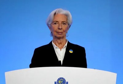 لاغارد: قد تكون هناك فترات يثبت فيها "المركزي الأوروبي" أسعار الفائدة مرة أخرى