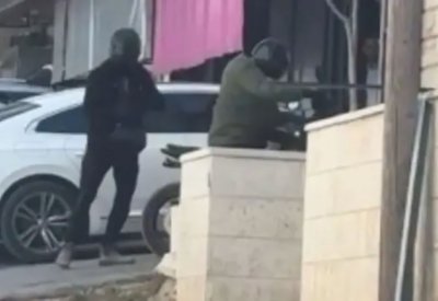 بالفيديو: بطريقة "هوليوود".. ملثمان يسطوان على بنك أمام أعين المارة